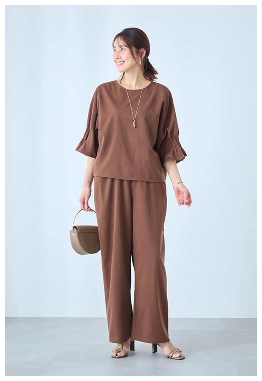 袖タックブラウス × セミワイド イージーパンツ