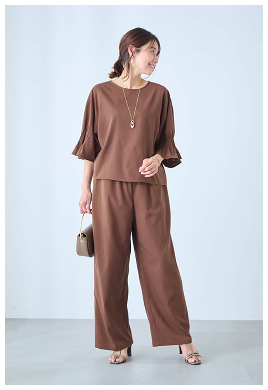 袖タックブラウス × セミワイド イージーパンツ