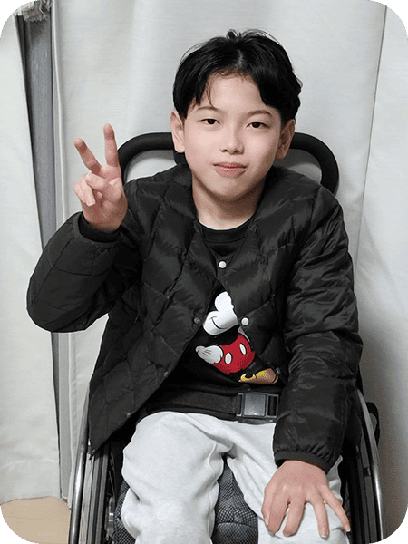 にっこりピースしている男の子