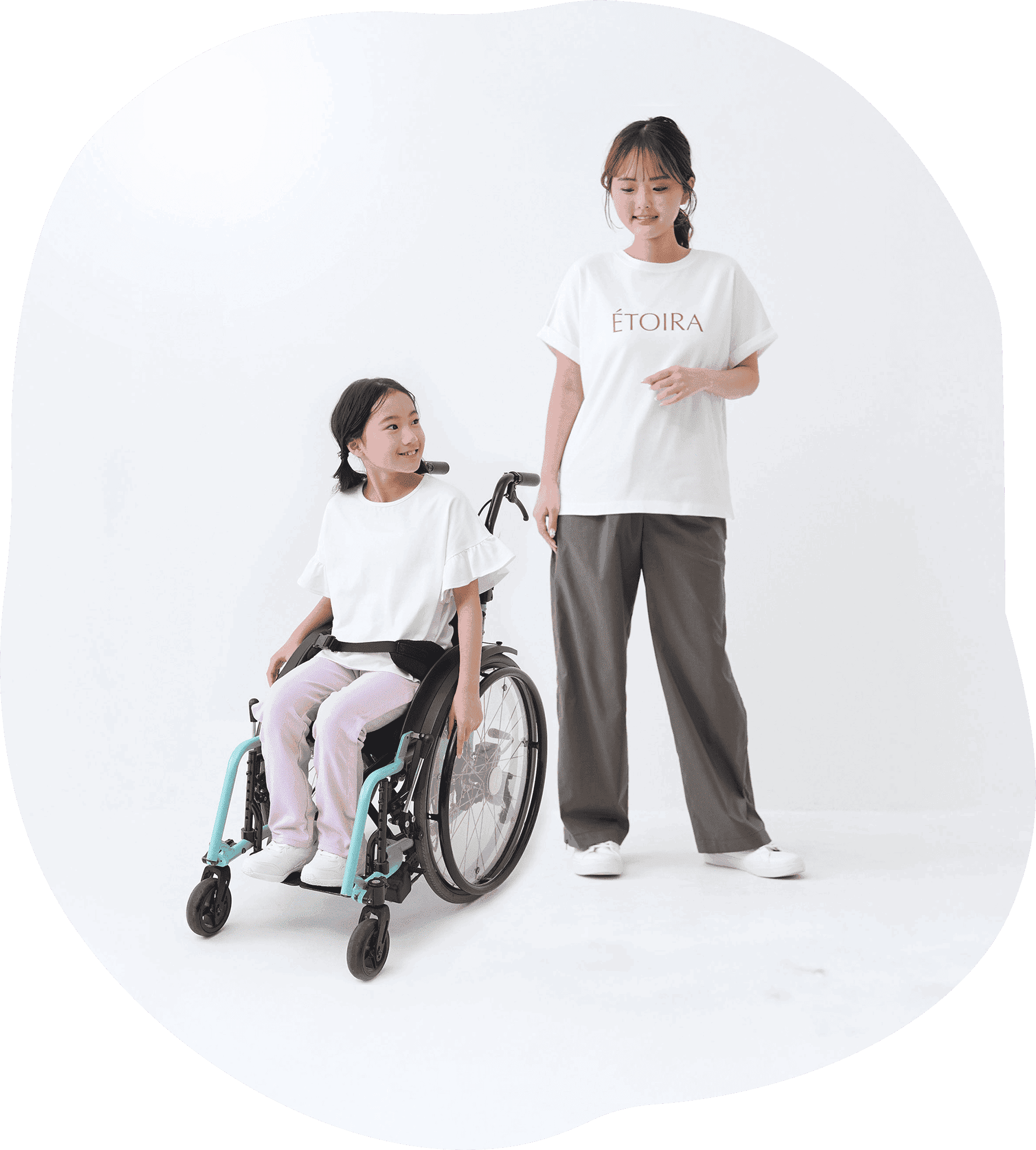 ベルメゾンで人気のレディース服を着ている女性と、車椅子に乗ってキッズ服を着ている女の子