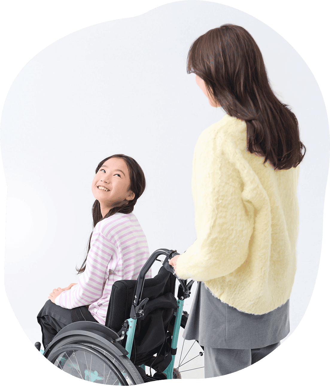 ベルメゾンの服を着ている女の子が笑顔で振り返っている