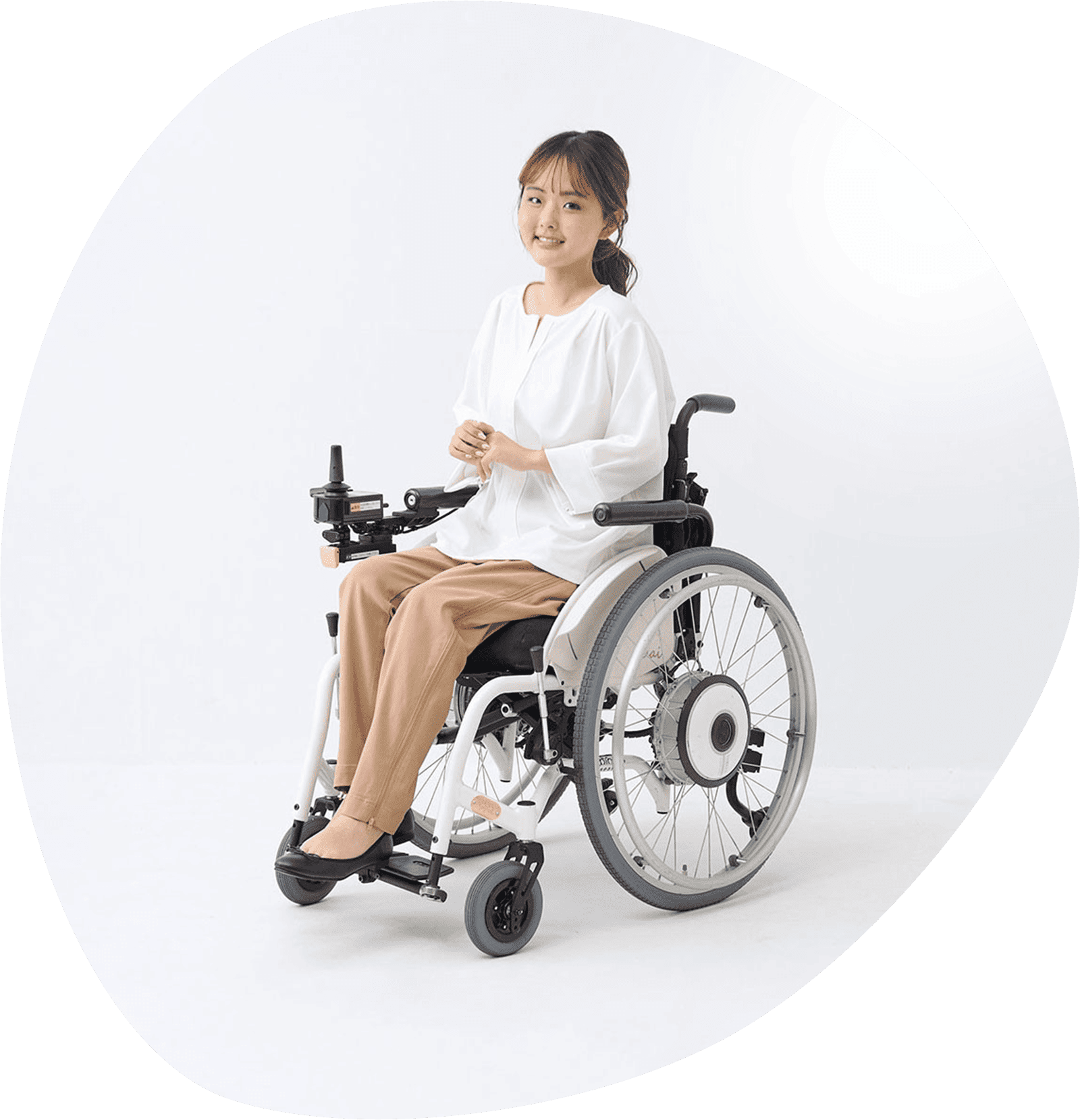 車椅子の女性がインクルーシブウェアを着用している