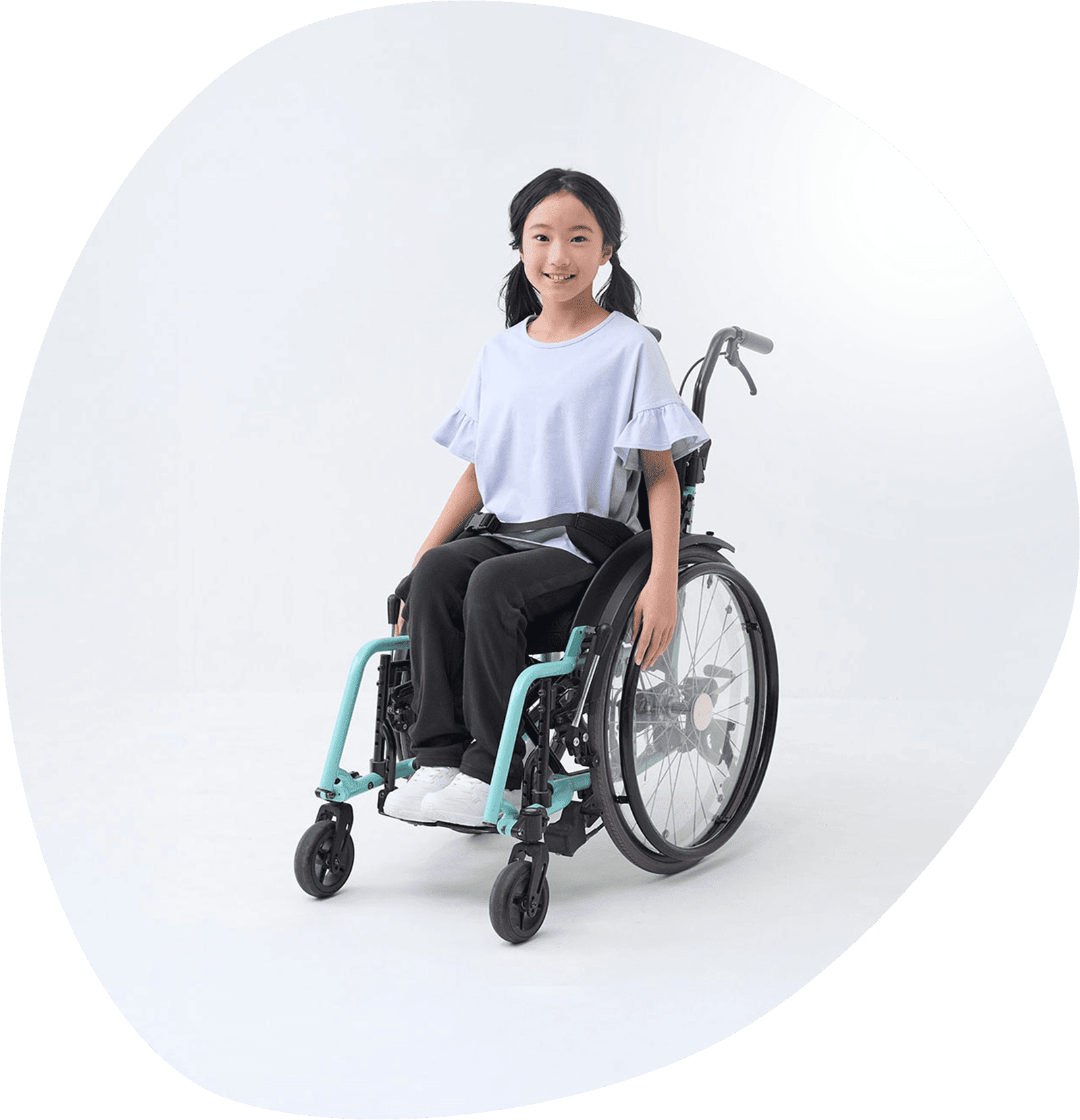 車椅子の女の子がインクルーシブウェアを着用している