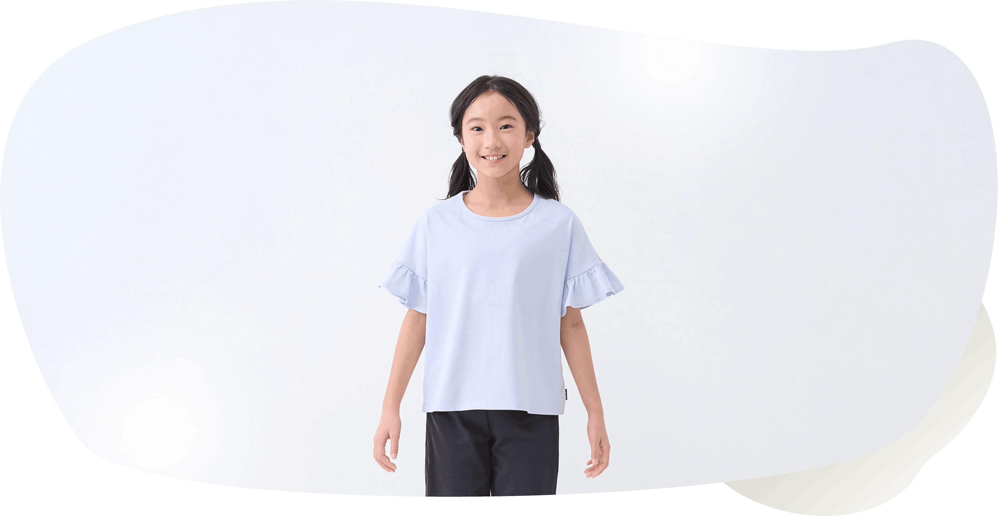 キッズアイテムを身に付け笑顔になっている女の子