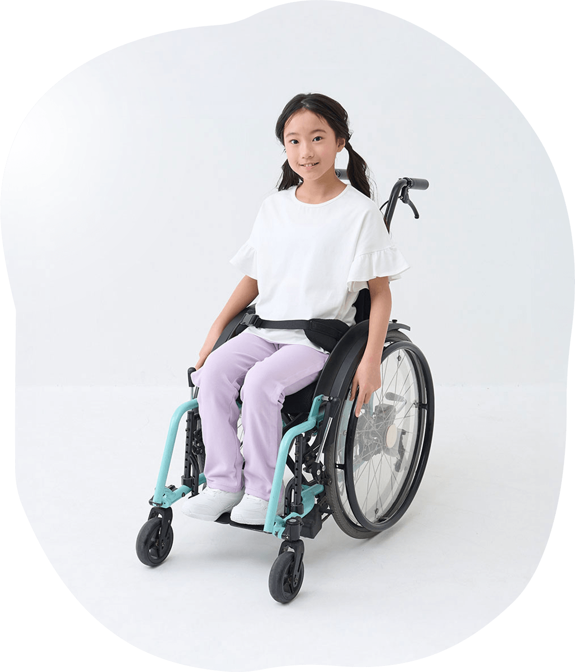車椅子に乗ってエブリナポンチロングパンツを履いている女の子