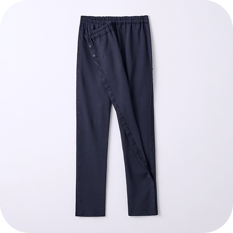 ロングパンツの両脇が開いている様子