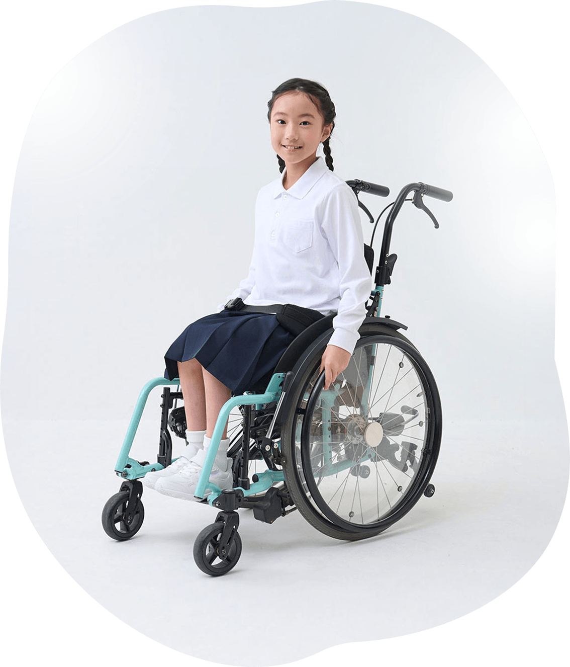 車椅子に乗ったスクールポロシャツを着た女の子