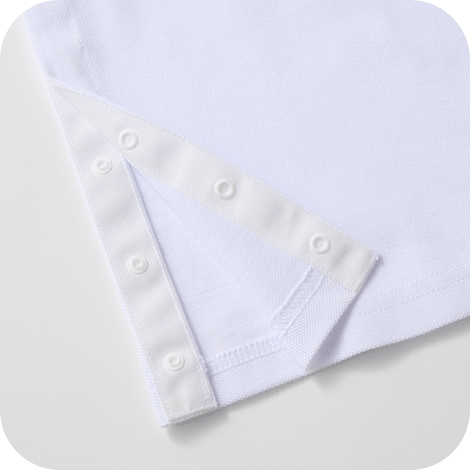 裾がスナップボタンで開いている様子