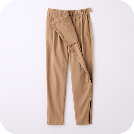 座（THE）パンツの両脇がファスナーで開いている画像