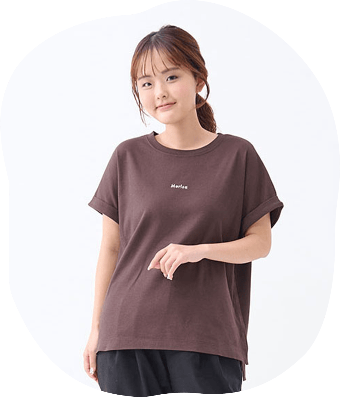 ロゴプリントカットソーを着ている女性