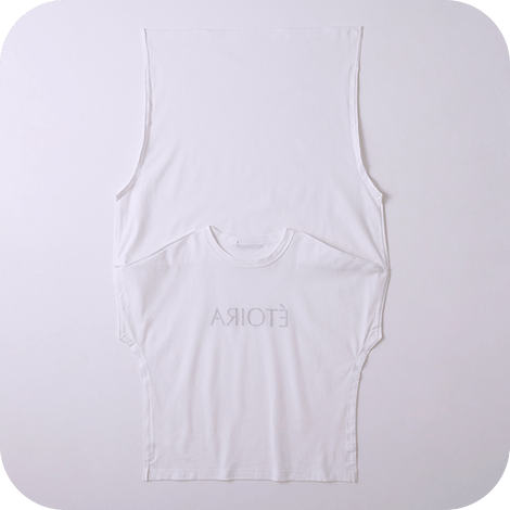 まるっと開いているロゴプリントカットソー