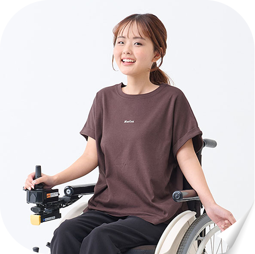 〈ベルメゾン×キヤスク〉みんなが着やすい汗ジミが目立ちにくいロゴカットソー