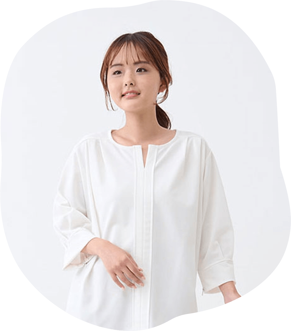 機能的でおしゃれな服を着た女性