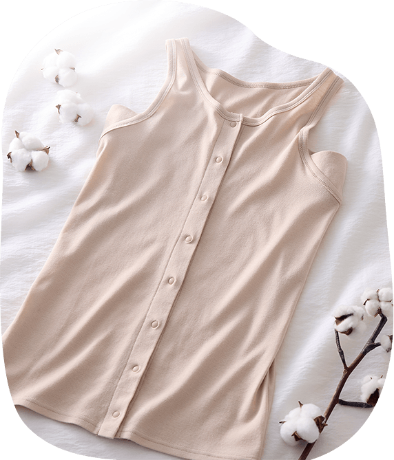 ベージュのタンクトップ