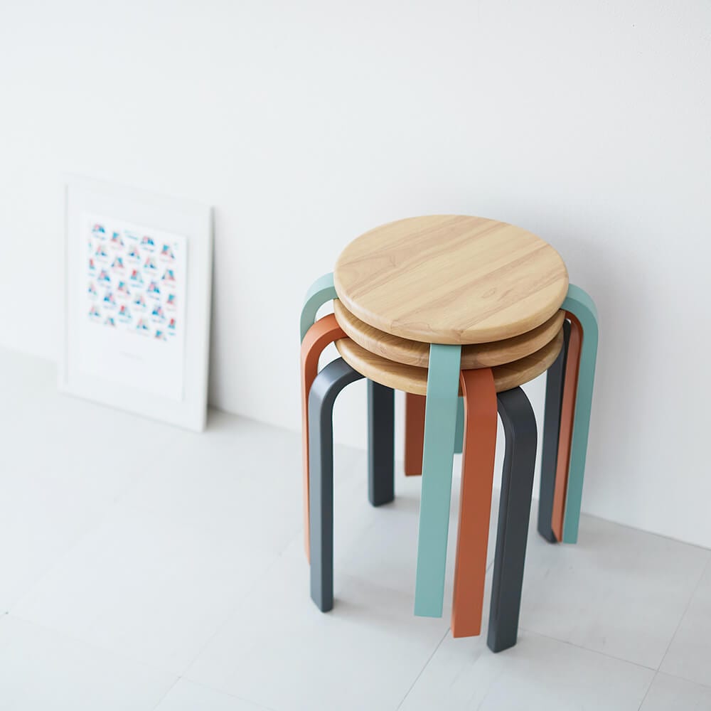 曲木の木製スタッキングスツール