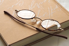 栞のように薄い老眼鏡