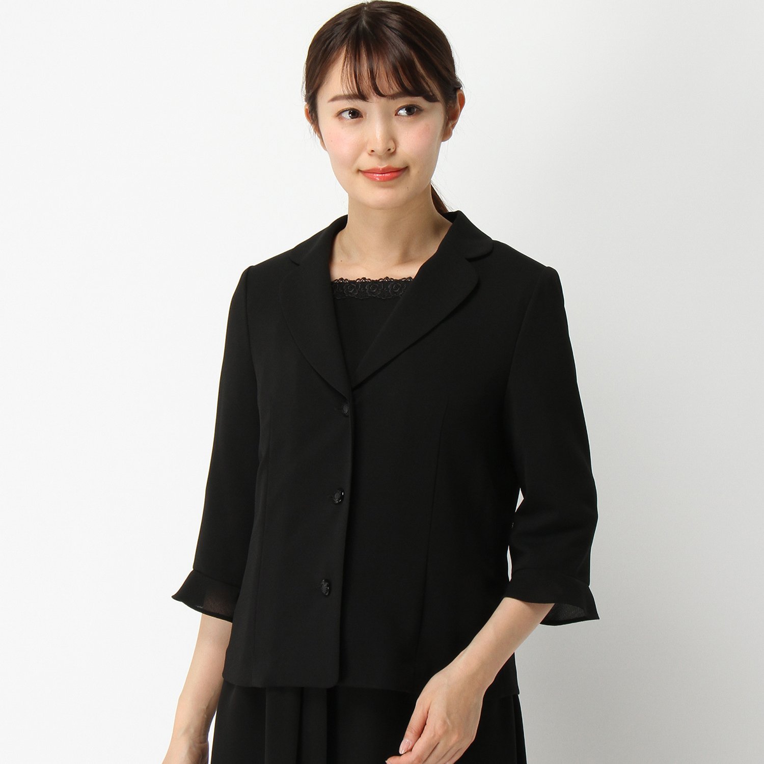 緩やかに広がった袖口と、ウェスト部分のタックが上品な女性らしさを演出