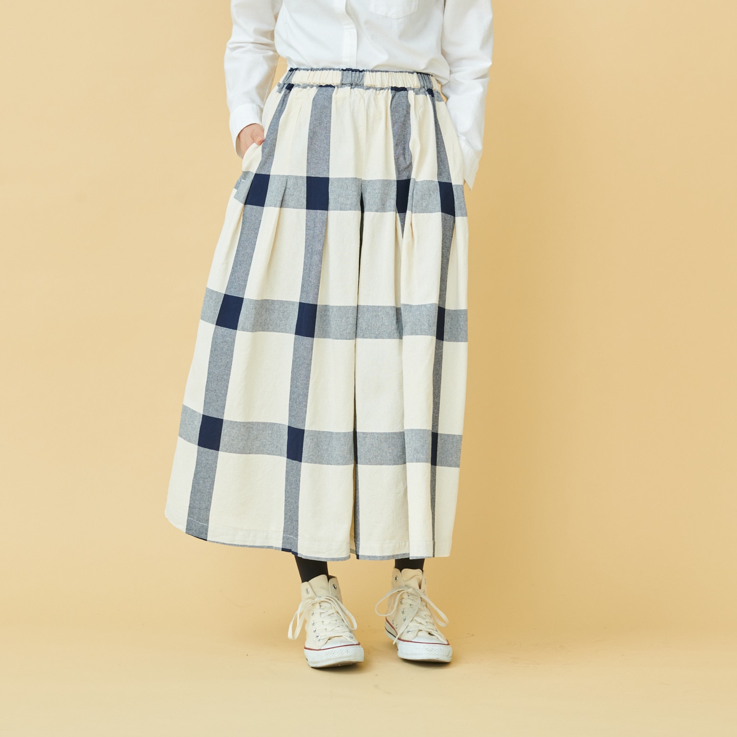 大柄のチェックが印象的なゆったり目のワイドパンツ