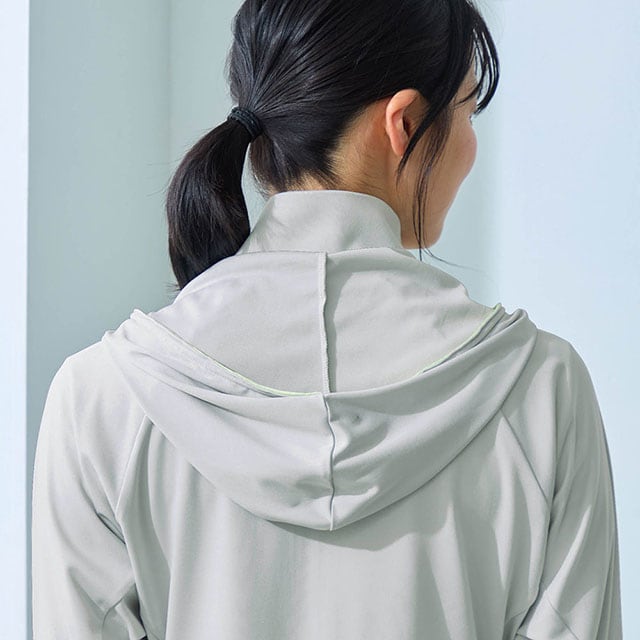 フードを下ろしても襟が立つ構造で首のうしろまで日焼けをカバー