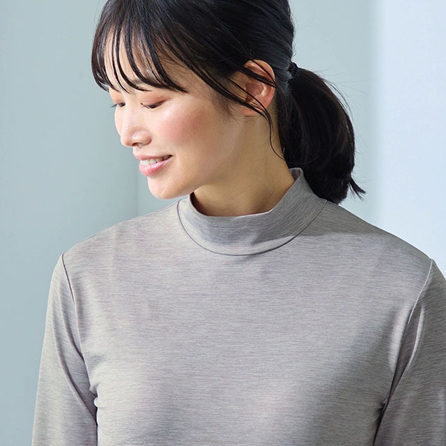 タートルネックほど肌に密着せず、首やデコルテの日焼けを防いでくれるハイネックデザイン