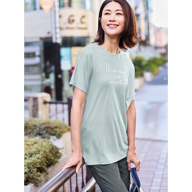 ドルマンスリーブ×サイドスリットで動きやすさを考慮したドライTシャツ