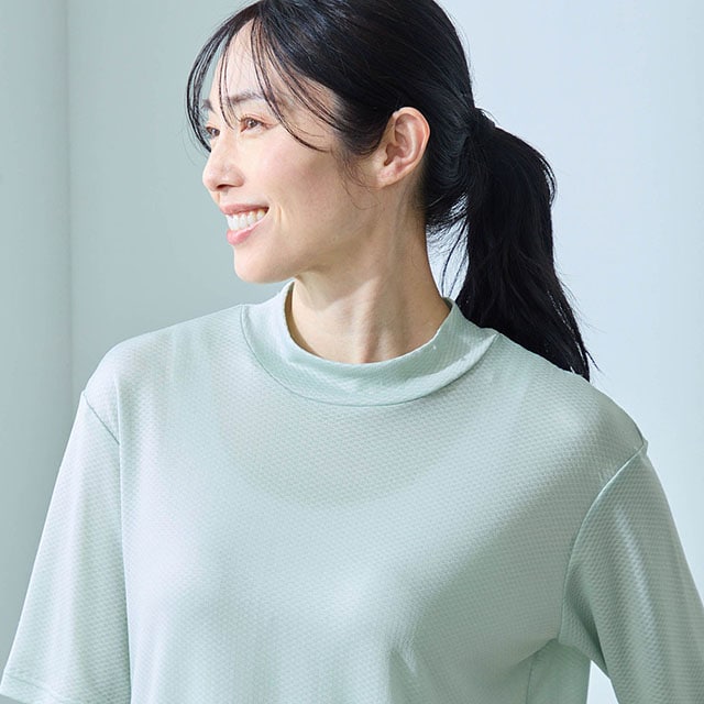 首元をさりげなくカバーする上品ハイネック