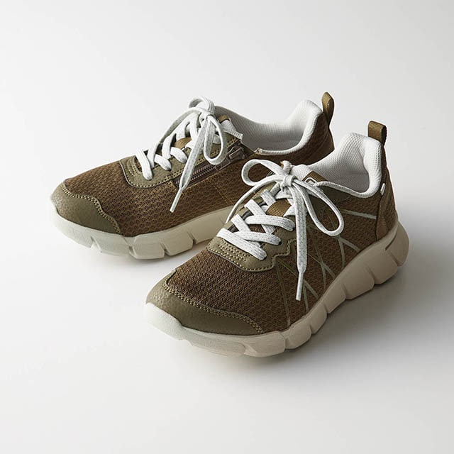 高屈曲設計、舟底設計など、脚の動きにフィットする工夫が満載!