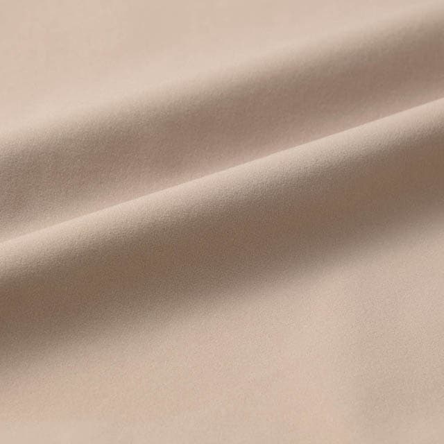 初秋から活躍する薄手のタフタ素材