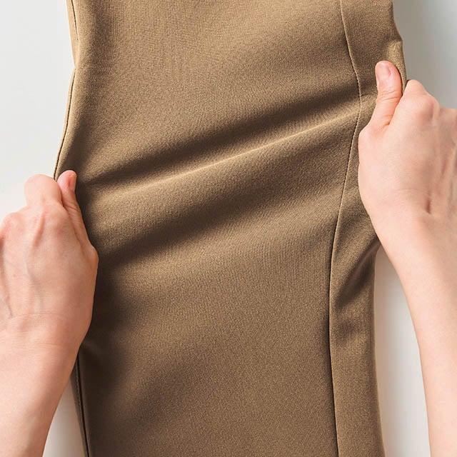 縦・横にストレッチが効いた素材を使用