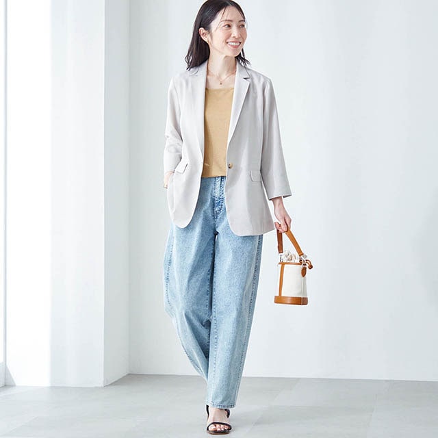 重ね着しやすい、ほど良い開きのスクエアネック