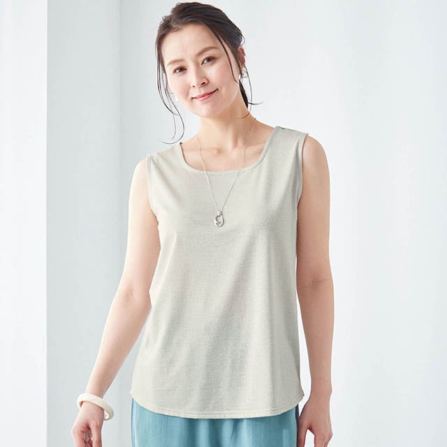 肩幅が広めで下着の肩ひもが見えにくい設計