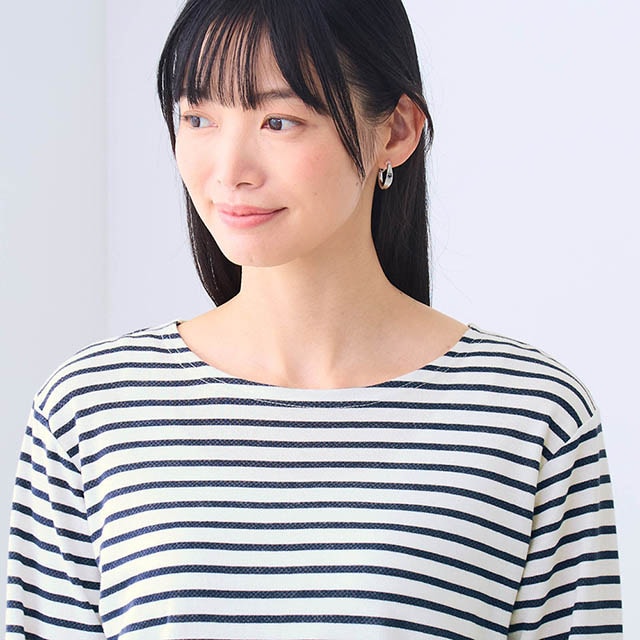 ボートネックで胸もとが見えづらいのが嬉しい