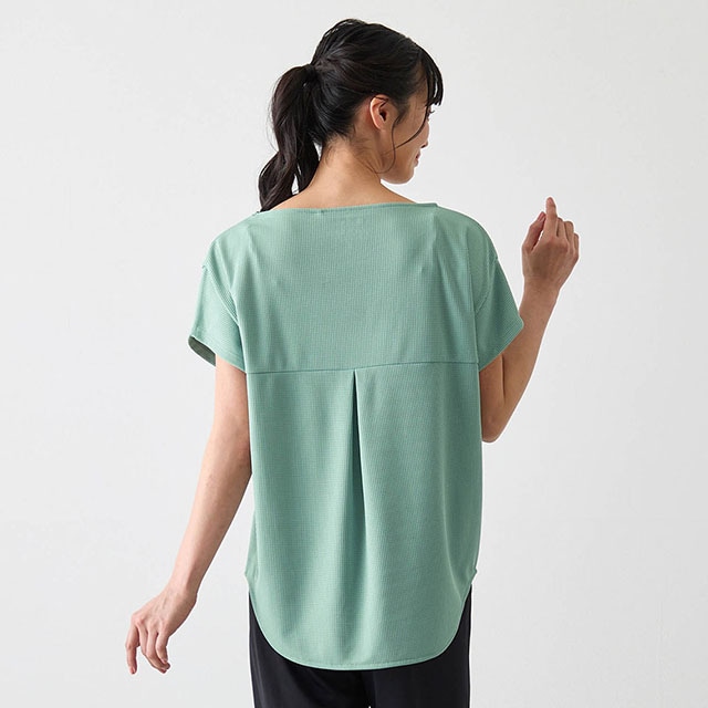 バックスタイルはタック入りでゆったりシルエットに