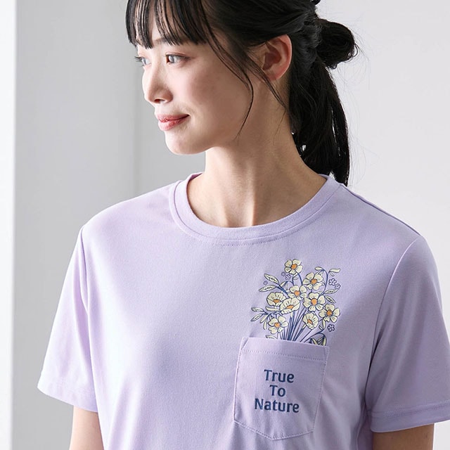 胸ポケットからのぞく花束プリント