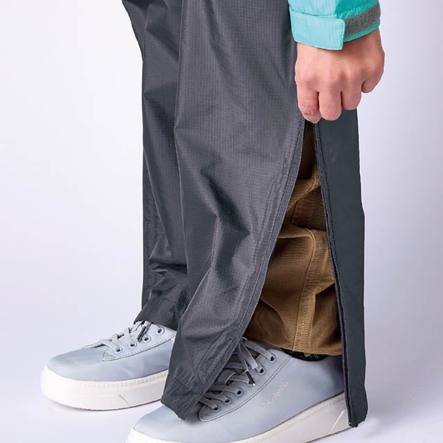 パンツはファスナー付きで靴を履いたまま着脱しやすい
