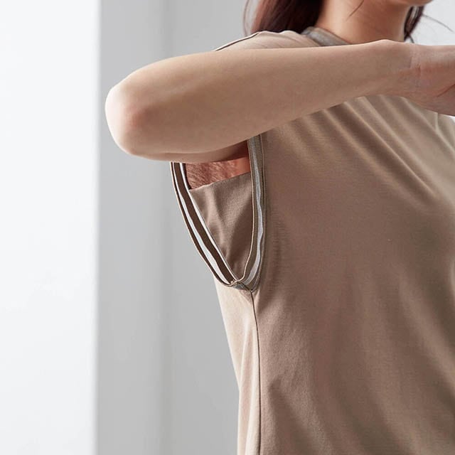 脇やインナーが見えにくい脇パネル付き