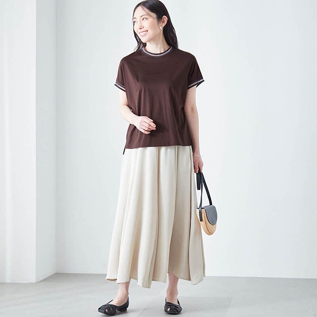 襟ぐりと袖口に効かせたシアーラインが涼やかで上品な抜け感を演出