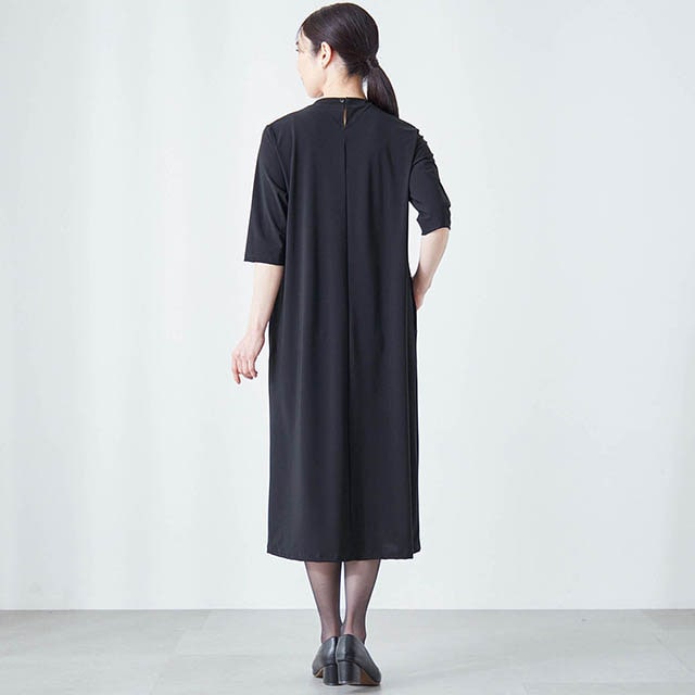 ひじが隠れる袖丈で季節を問わず着られる