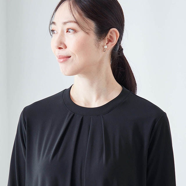 胸元のタック使いが女性らしいアクセント