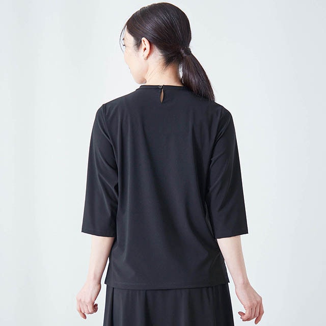 ひじが隠れる袖丈で季節を問わず着られる