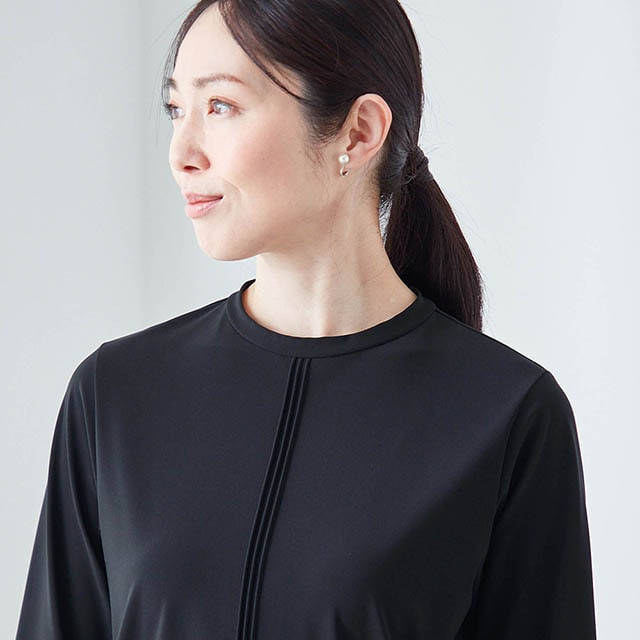 鎖骨を見せない詰まり気味のネック