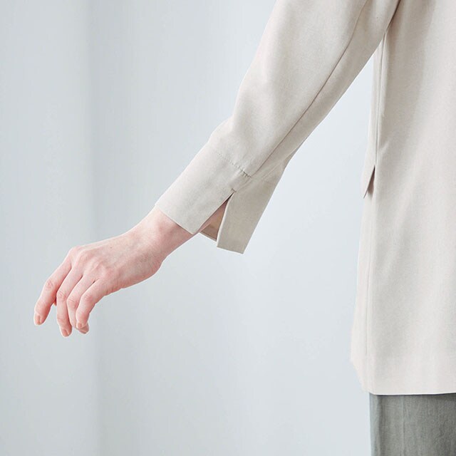 手首がすっきり見えて動きやすいスリット入りの七分袖