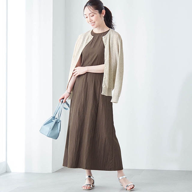 パンツにもスカートにも合わせやすい一着