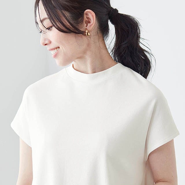 ややハイネックの襟が首まわりをカバー