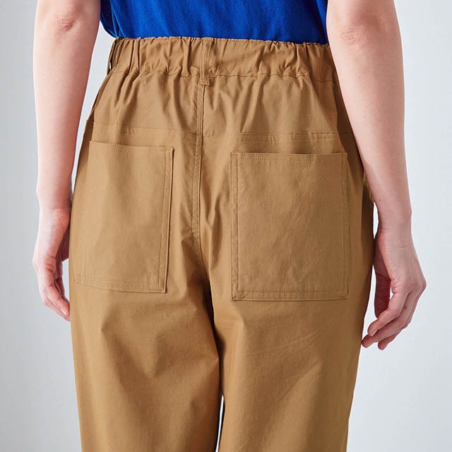 ウエストは後ろゴム仕様で快適な着心地