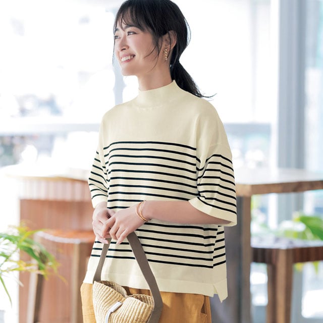 気になる首元を品よくカバーしてくれるハイネックのサマーニット