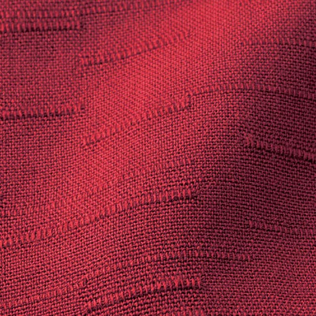 薄手でひんやり感のあるスラブ調レーヨン素材