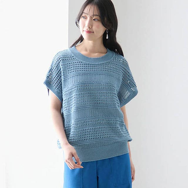 全面がボーダー調の透かし編みで甘くなりすぎず上品