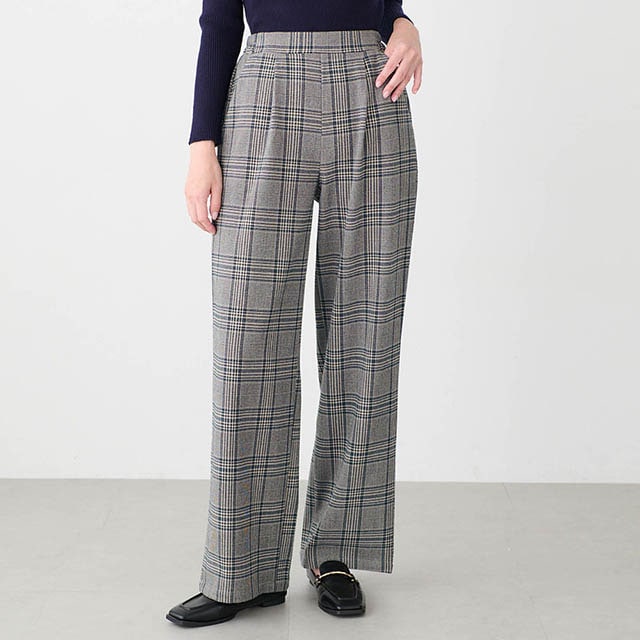 広がりすぎないセミワイドシルエットですっきり見え