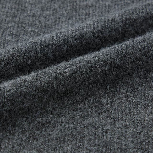 ふっくらとあたたかみのあるやわらかなニット素材